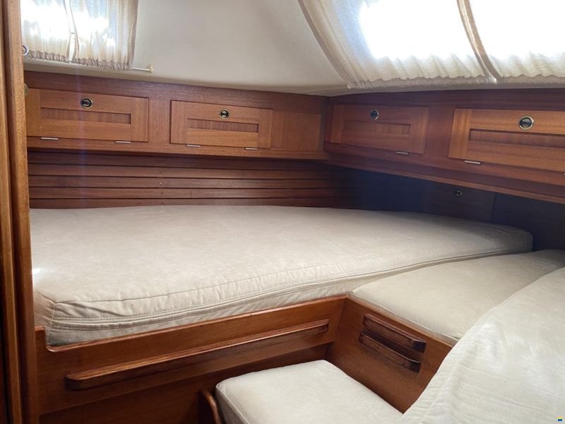 Hallberg-Rassy 42F MK II