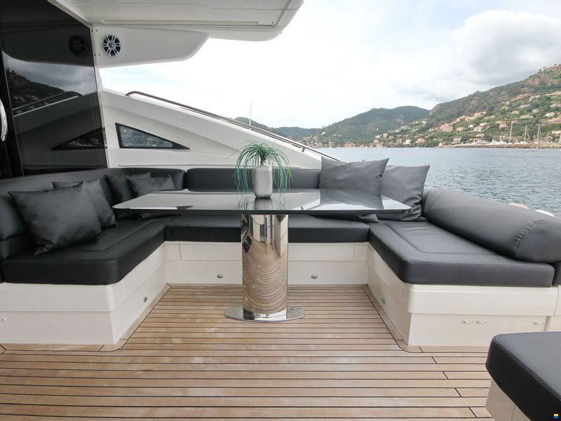 Princess Yachts International V70