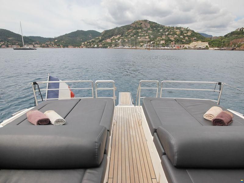 Princess Yachts International V70