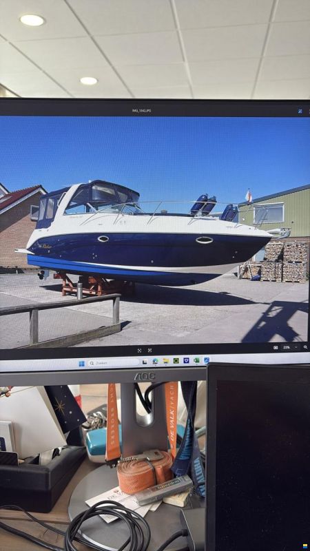 Rinker 320 Fiesta Vee