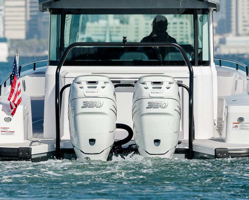 Mercury L6 350 CXL - white