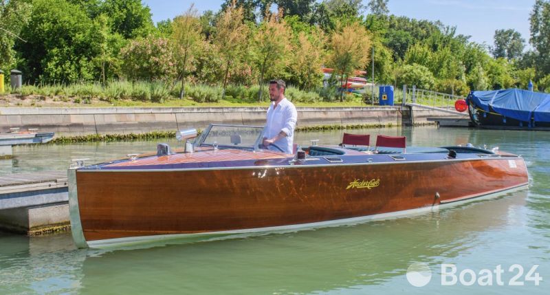 Hacker-Craft Classic Tender
