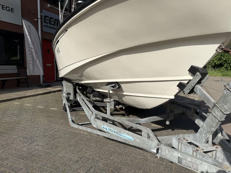 Boston Whaler Outrage 21