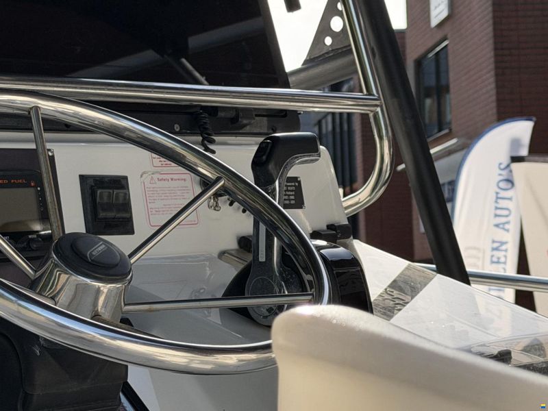 Boston Whaler Outrage 21