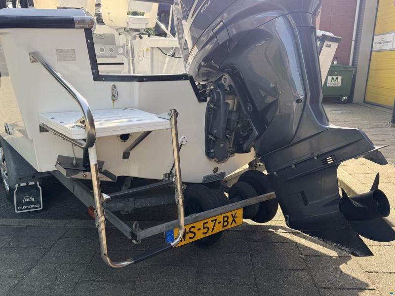 Boston Whaler Outrage 21