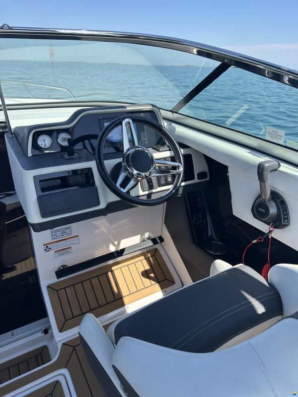 Regal 2550 Cuddy