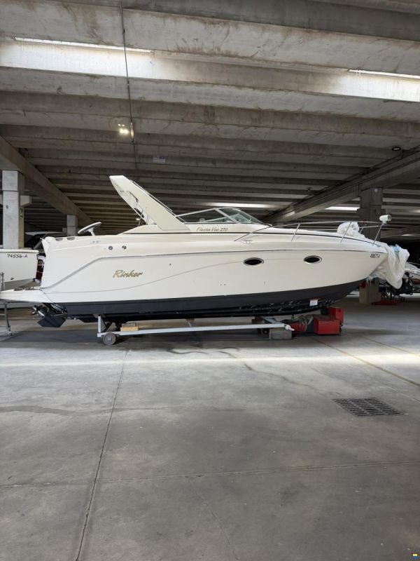 Rinker Fiesta VEE 270