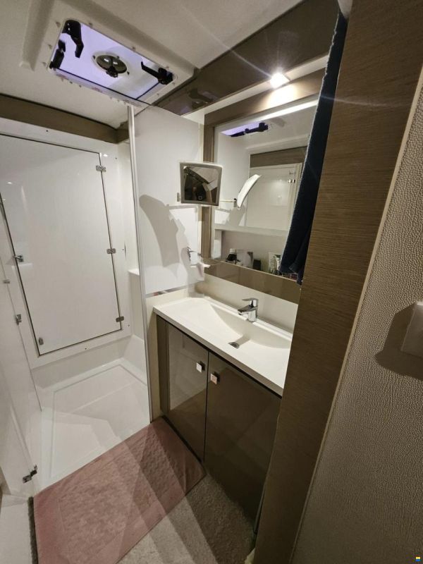 Fountaine Pajot Lucia 40