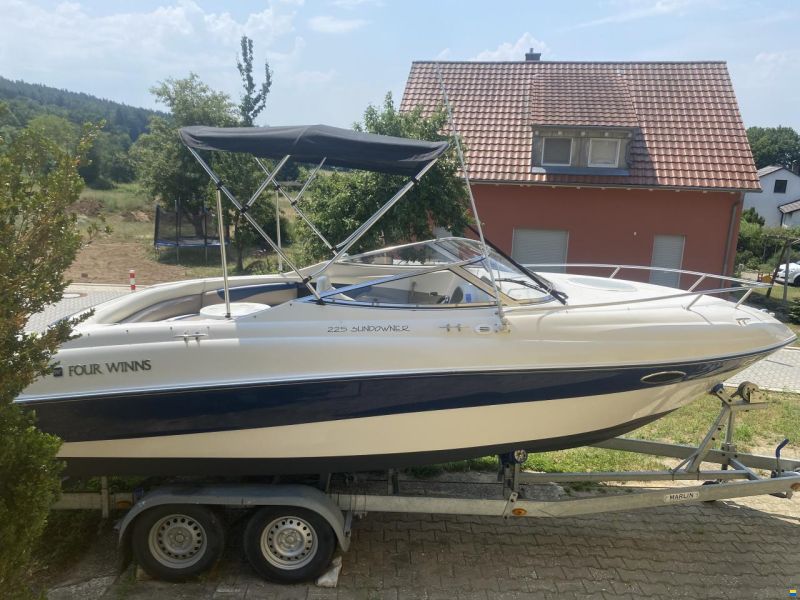 Four Winns 225 Sundowner