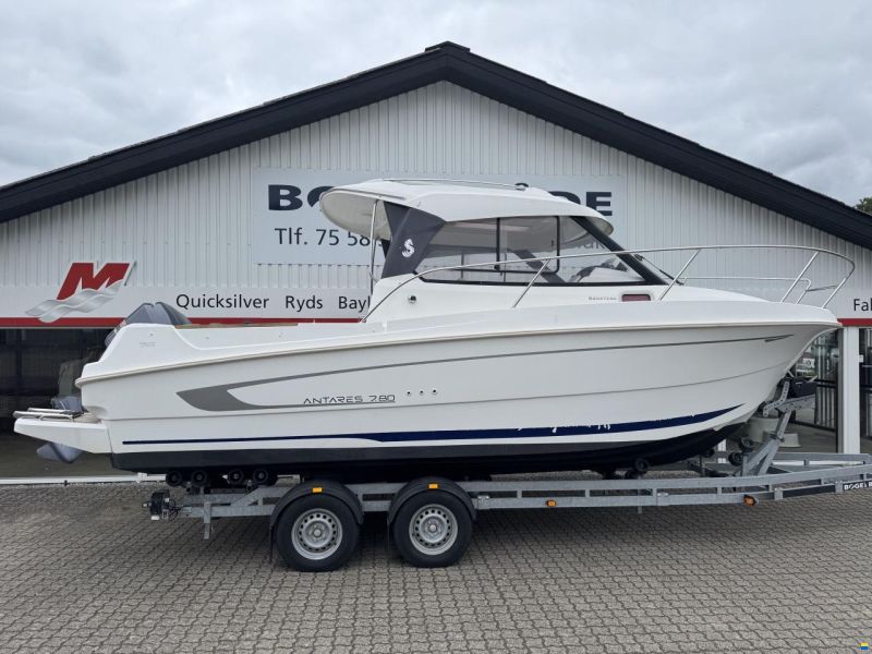 Beneteau Antares 780 med 225 hk Yamaha-EFI 4 takt