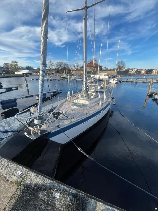 Hallberg-Rassy 352