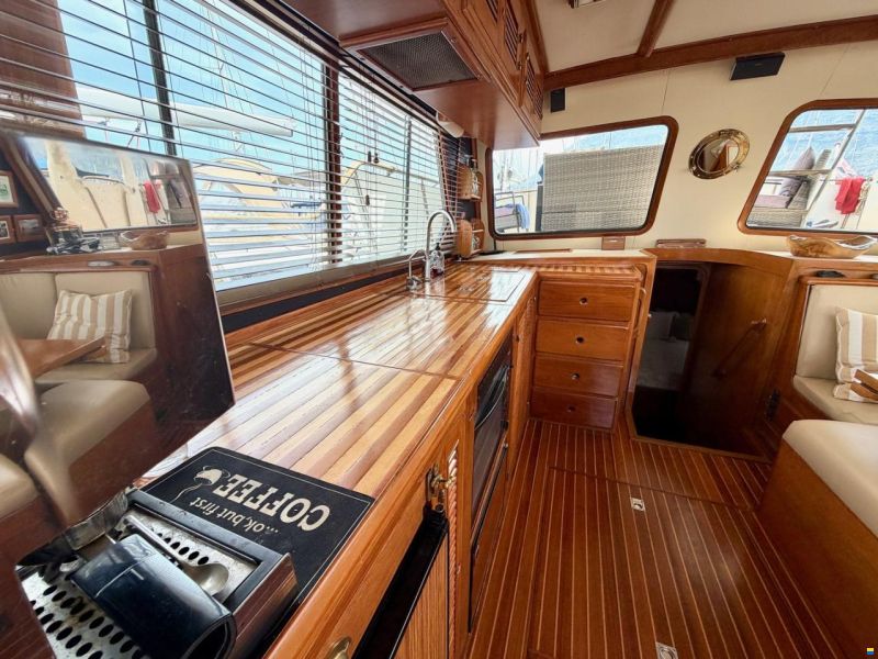 Trader Sundeck 44