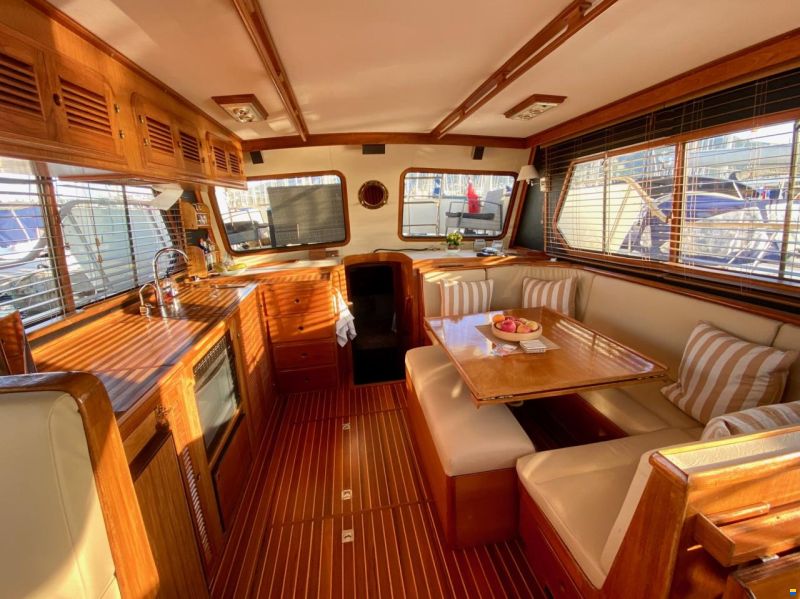 Trader Sundeck 44