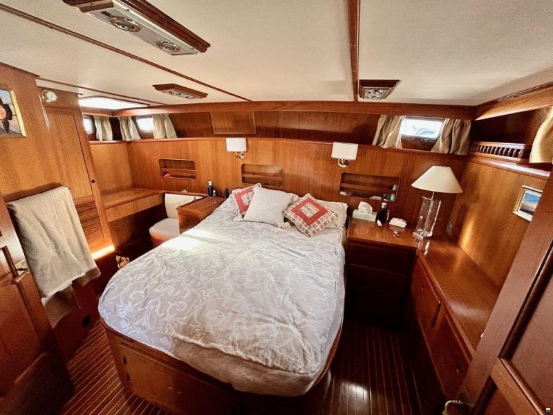 Trader Sundeck 44