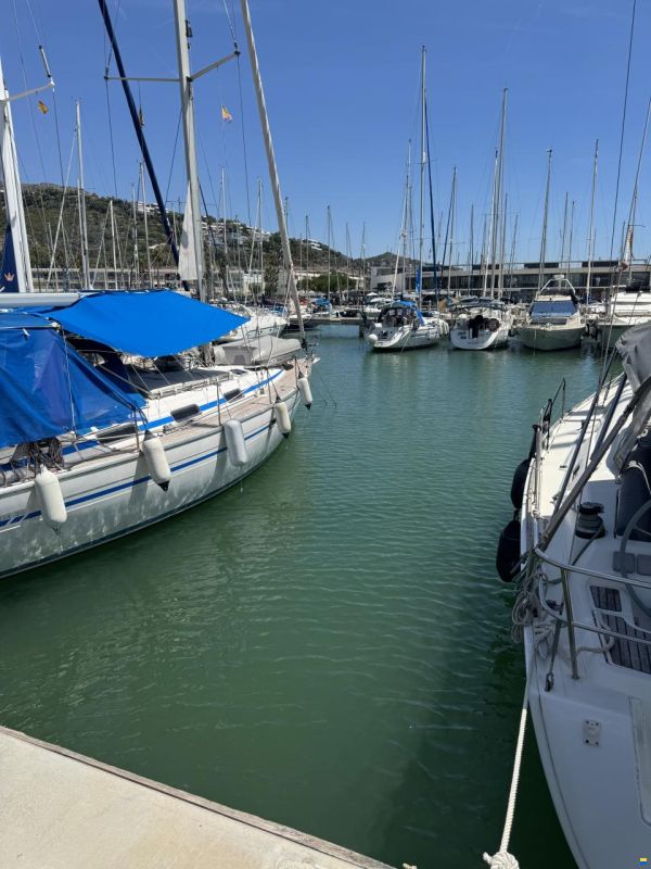 Amarre 12m x 4,20m en Port Ginesta