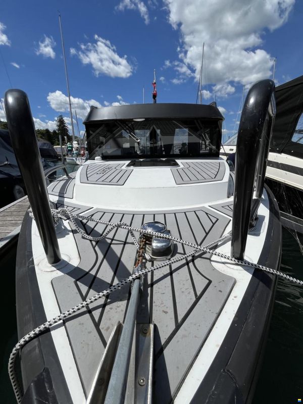 VBOATS Voyager 800 Cabin