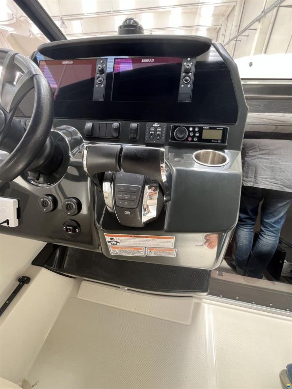 Quicksilver Active 875 sundeck