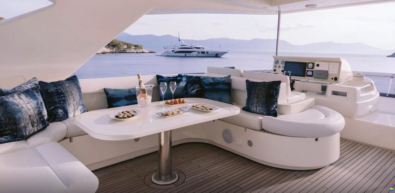 Ferretti 830