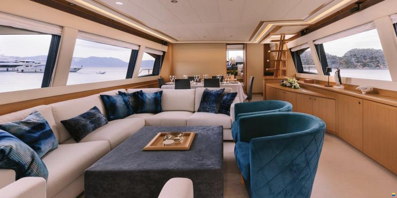Ferretti 830