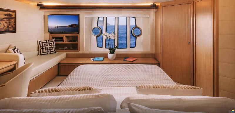Ferretti 830