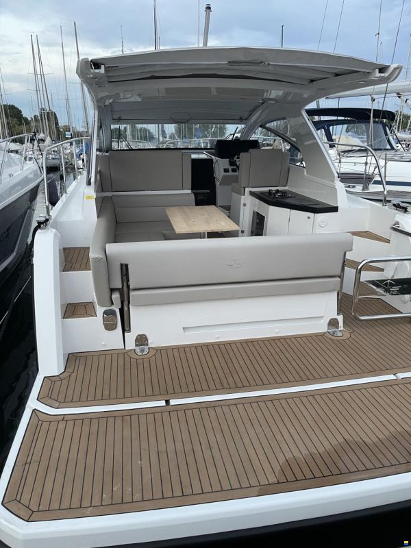 Leader 36