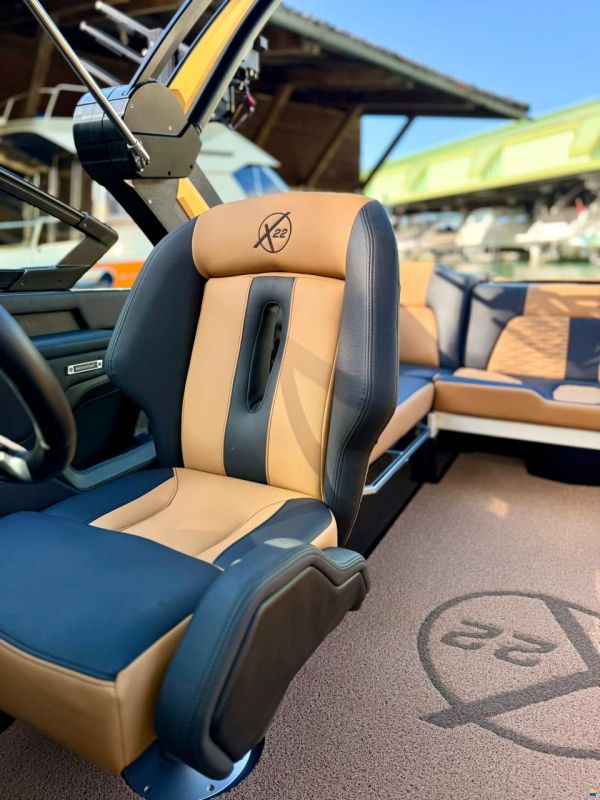MasterCraft X22 Wakeboard & Wakesurf