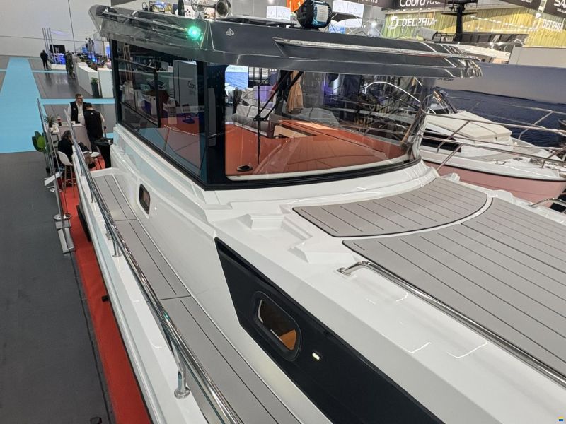 Nautic Yachts 990 neon