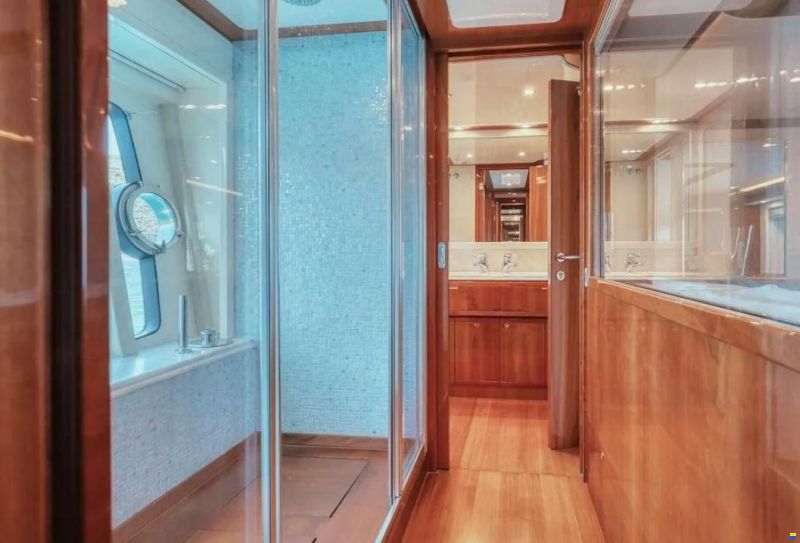 Ferretti 830