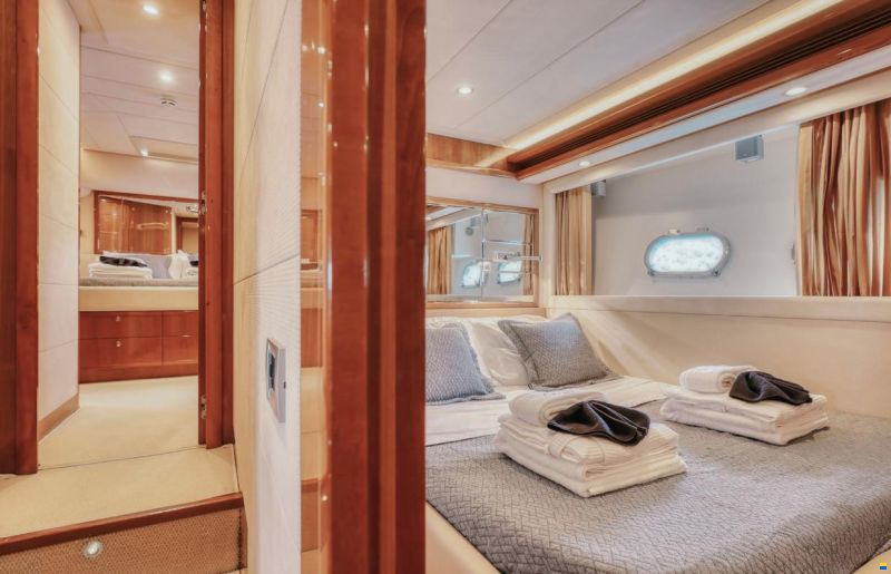 Ferretti 830