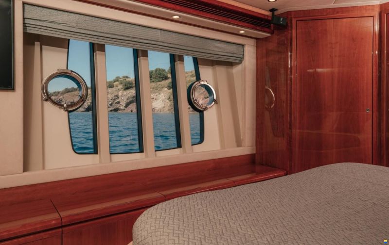 Ferretti 830