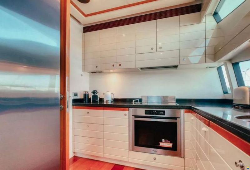 Ferretti 830