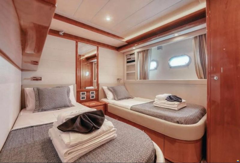 Ferretti 830