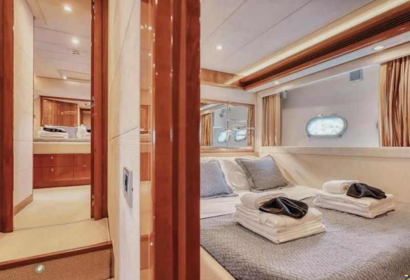 Ferretti 830