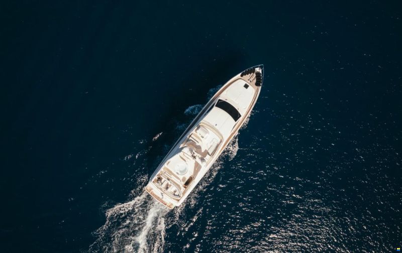 Ferretti 830