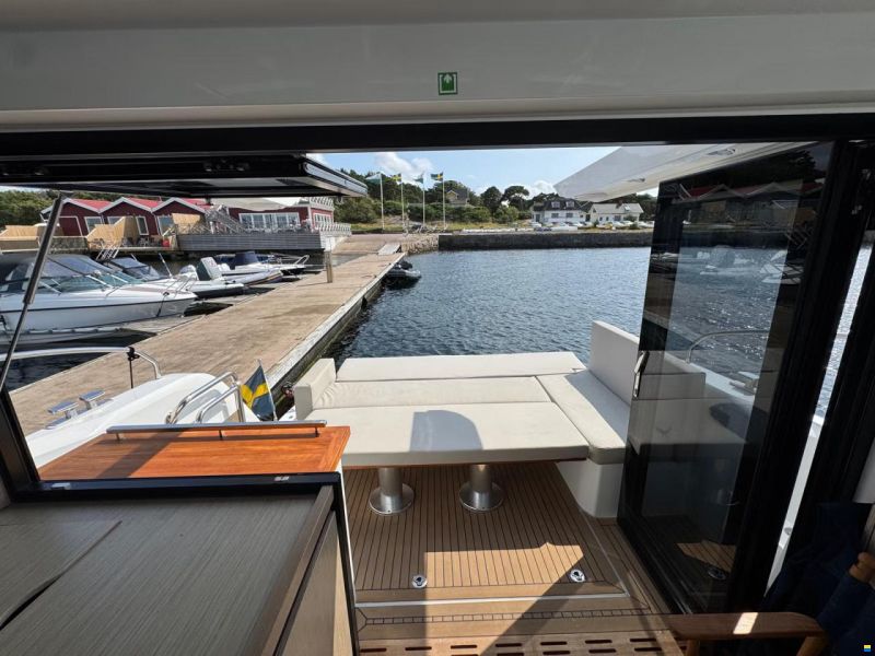 Sealine C390