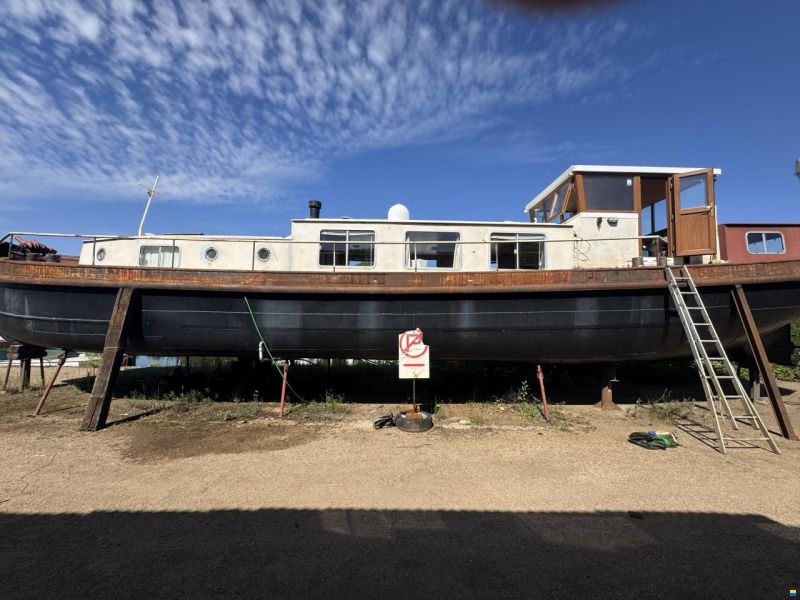Luxemotor Dutch barge