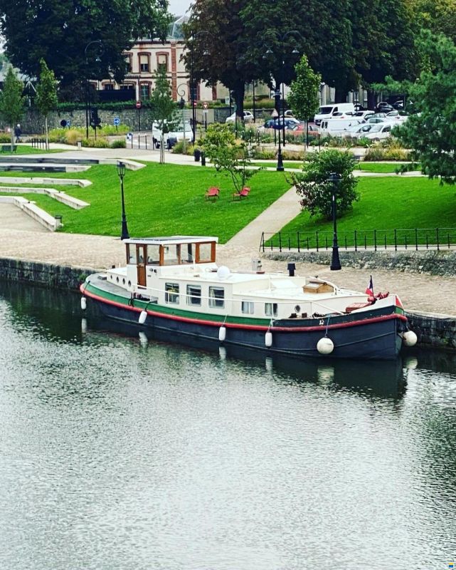 Luxemotor Dutch barge