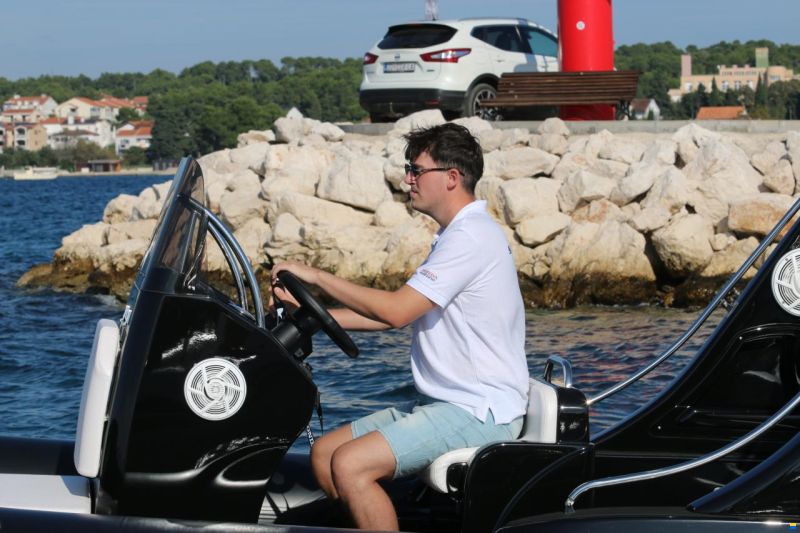 Sea Flash Luxury 620 with Honda BF150