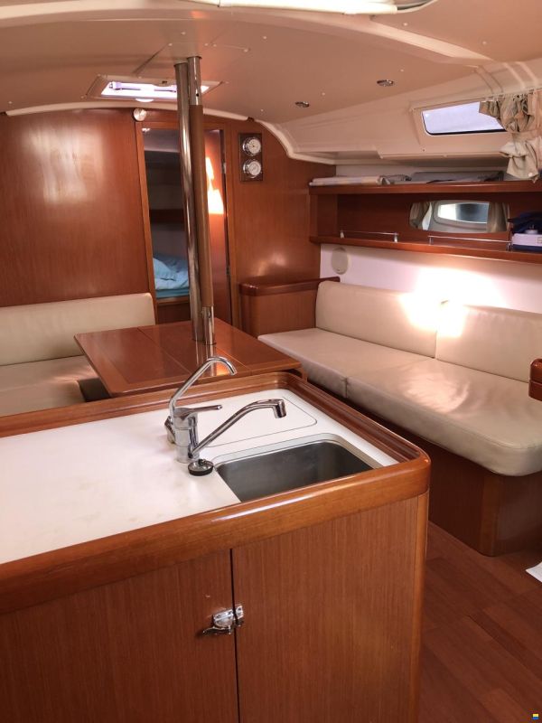 Beneteau Oceanis 37