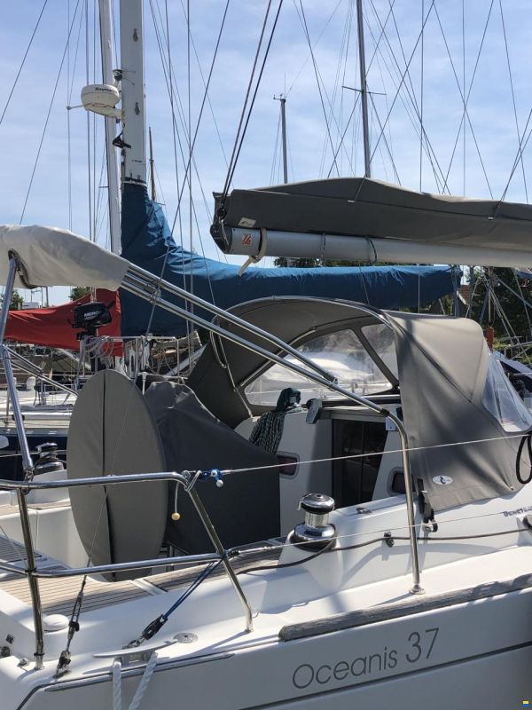 Beneteau Oceanis 37