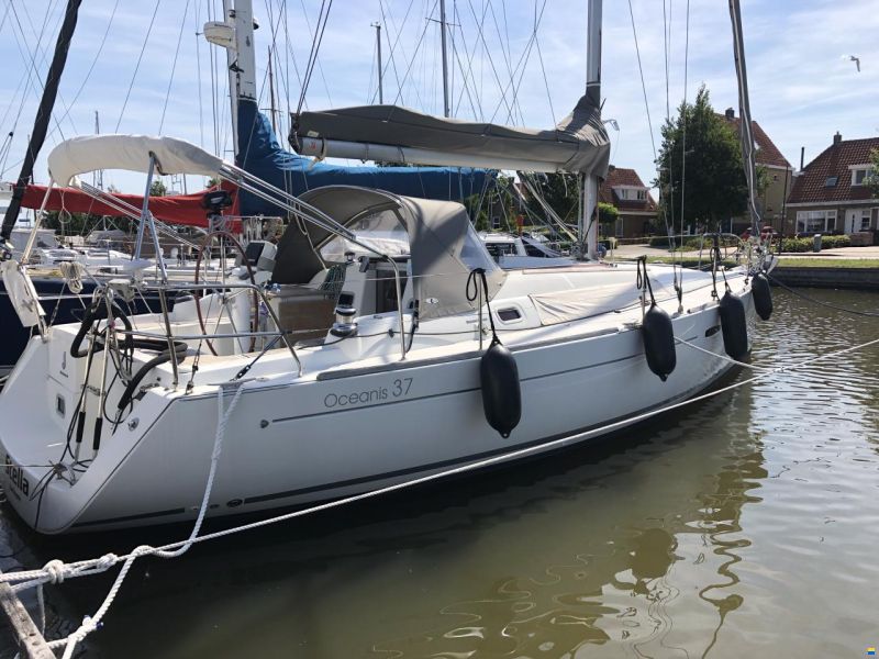 Beneteau Oceanis 37