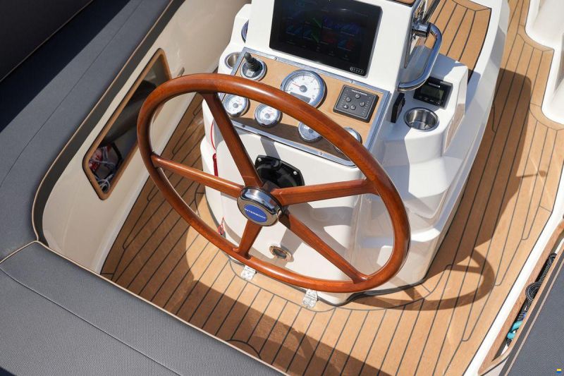 Interboat DE Intender 820