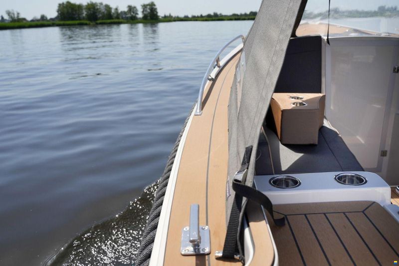 Interboat DE Intender 820