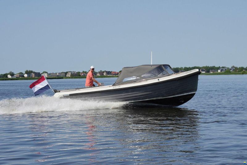 Interboat DE Intender 820