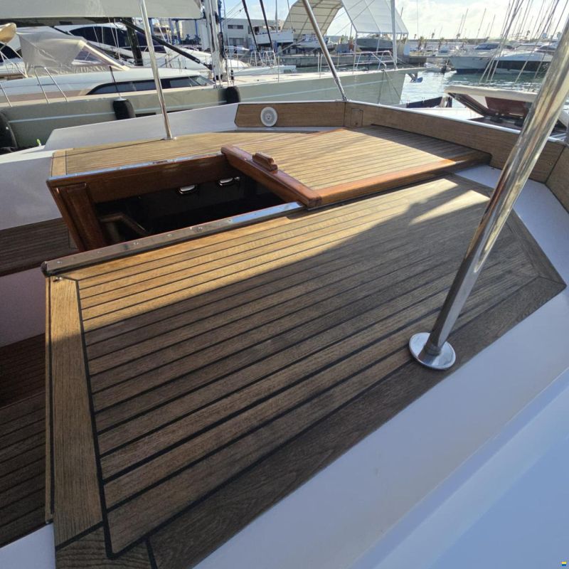 Lagoon Royal Pilot Saloon 65