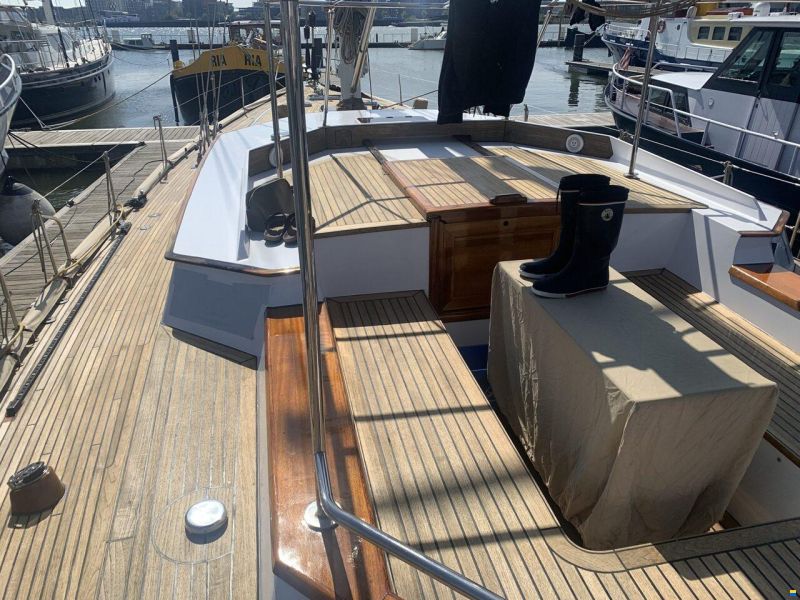 Lagoon Royal Pilot Saloon 65