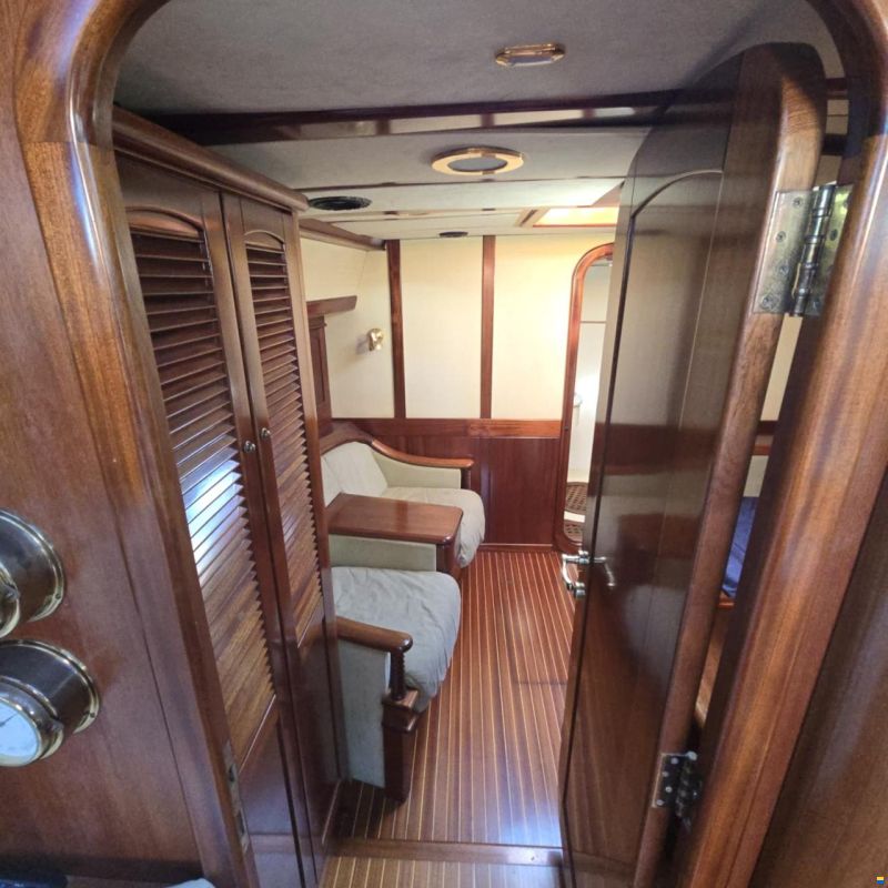 Lagoon Royal Pilot Saloon 65