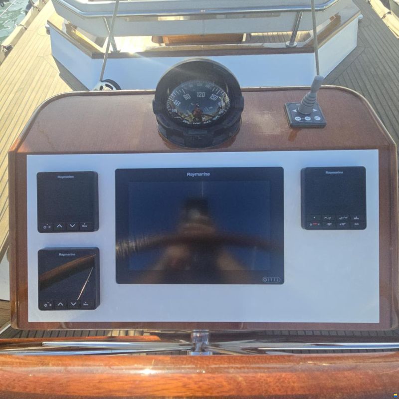 Lagoon Royal Pilot Saloon 65