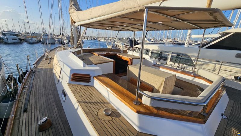 Lagoon Royal Pilot Saloon 65