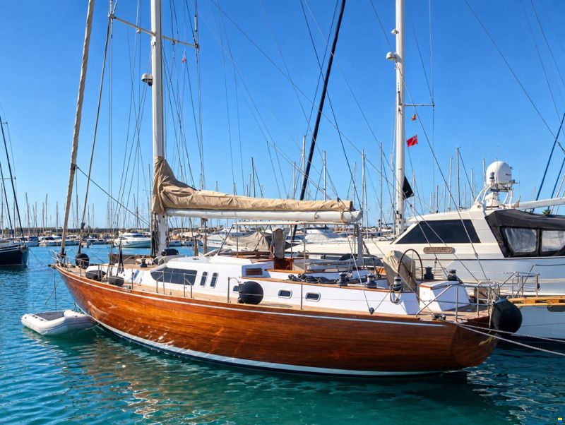 Lagoon Royal Pilot Saloon 65